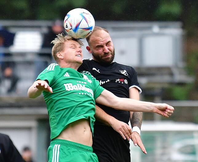 Nicht ganz auf Augenhöhe: Philipp Kunzelmann (links, gegen Sebastian Rupp) bot dem FC Zell durchaus Paroli. Die Ambitionen des Neulings ...