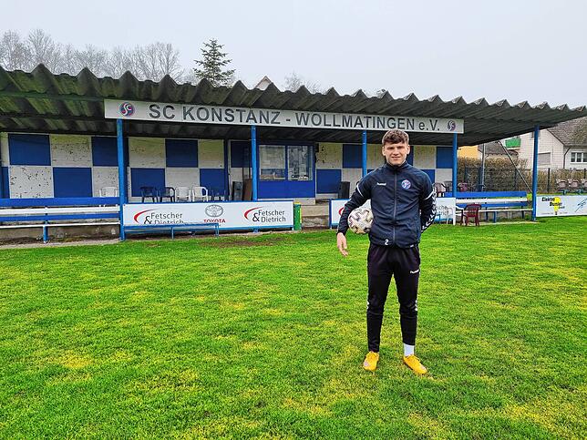 Der Torjäger in seinem Revier: Konstantin Hahn vom SC Konstanz-Wollmatingen vor der Tribüne des Fürstenberg-Sportplatzes.