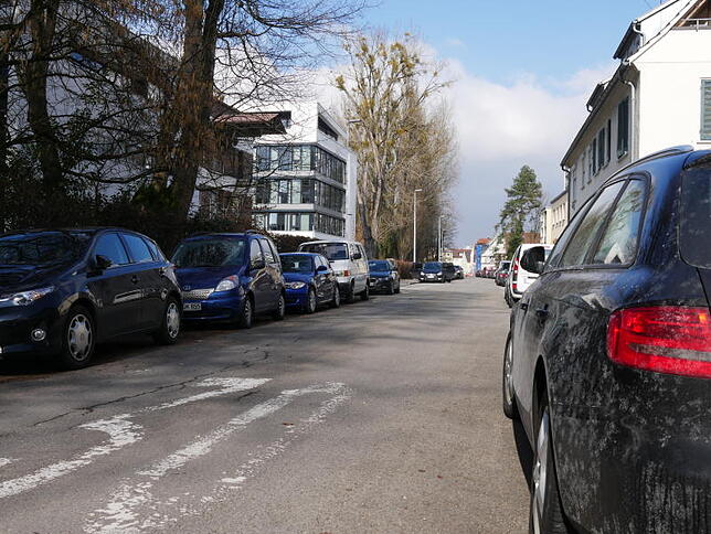 Die gelbe Parkzonen sind günstige Alternativen. Wenn etwas frei ist, können sogar die Wege in die Innenstadt kurz sein.