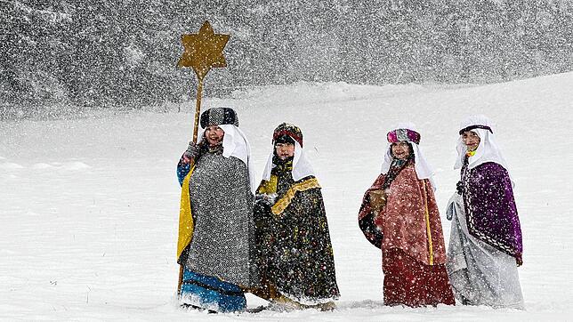 Als Heilige Drei Könige und Sternträger verkleidete Kinder stapfen wacker durch den Schnee in Oberösterreich.