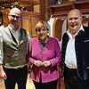 Hoher Besuch: Hirschen-Wirte Sebastian Amann (links) und Karl &bdquo;Karle&ldquo; Amann mit Ex-Bundeskanzlerin Angela Merkel (CDU) im ...