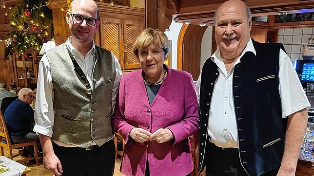 Hoher Besuch: Hirschen-Wirte Sebastian Amann (links) und Karl &bdquo;Karle&ldquo; Amann mit Ex-Bundeskanzlerin Angela Merkel (CDU) im ...
