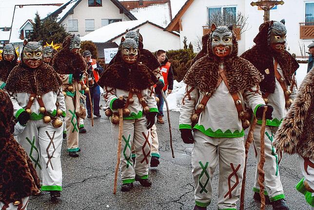 Der Wolfbach Rolli trägt eine Katzenmaske mit riesigen Zähnen und Katzenfell um den Kopf. Das Bild stammt aus dem Februar 2020.