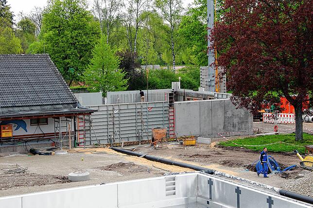 Das Freibadgebäude wird erweitert, um ausreichend Platz für die neue Filteranlage, Pumpen und Wasserausgleichsbehälter zu schaffen. Der ...