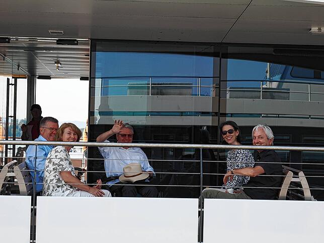 Bild 7: Die neue Fähre wird im Staader Hafen feierlich auf &bdquo;Richmond&ldquo; getauft. Diese Besucher sind dabei