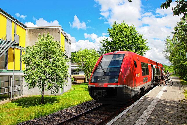 Seit Anfang 2024 fährt die Wutachtalbahn täglich sieben Mal von 5 Uhr bis 19 Uhr zwischen Waldshut und Stühlingen.