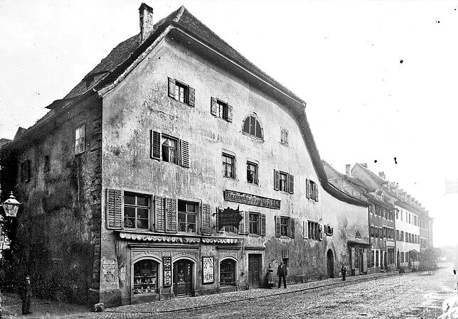 German Wolf hat das Haus zum Schaub um 1890 auch aus einer anderen Perspektive fotografiert.