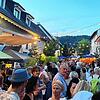 Gute Laune und viel los: Am frühen Samstagabend füllte sich die Festzone in der Sernatingenstraße und rund ums Zollhaus.