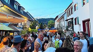 Gute Laune und viel los: Am frühen Samstagabend füllte sich die Festzone in der Sernatingenstraße und rund ums Zollhaus.