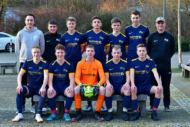 Die Besten: Die SG Rheintal wurde südbadischer Futsal-Meister der B-Junioren im Tiengen. Das Team bilden (hinten, von links) Trainer ...