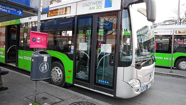 Busse warten beim Stadtbahnhof Friedrichshafen auf Fahrgäste. Lange Zeit war der Öffentliche Nahverkehr in Südbaden wegen der ...