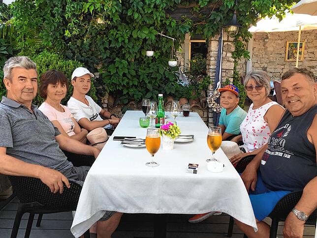 Irina Petschalina und ihr Mann im gemeinsam Urlaub in Kroatien mit Familie Hammatov. Kennengelernt haben sie das Ehepaar, als ihr damals ...