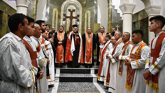 Geistliche und Ministranten bei einem Gottesdienst.