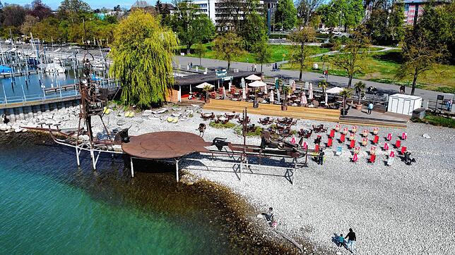 Eine Perle am Bodenseeufer, und das mitten in Friedrichshafen: Der Beach-Club macht bei Niedrigwasser seinem Namen alle Ehre – so viel ...