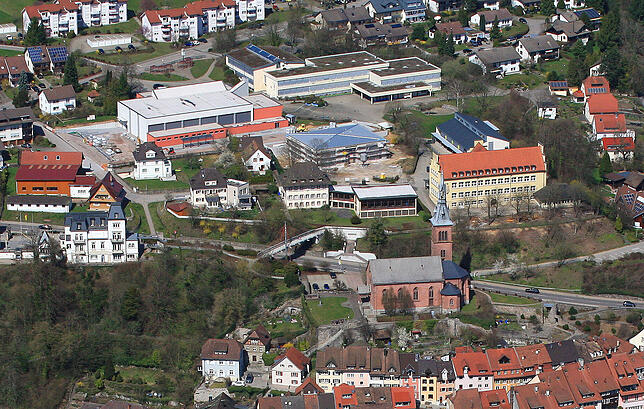 Das Bildungszentrum ist inzwischen deutlich gewachsen. Auf dieser Aufnahme von 2018 ist hinter dem gelben Altbau die Kinderkrippe ...