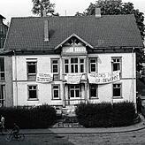 Konstanzer besetzen 1980 das leerstehende Fernmeldeamt am Fischmarkt und fordern mehr Wohnraum.