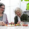 Für Pflegebedürftige ist es ein großer Gewinn, wenn sie zuhause in einem gewohnten Umfeld gepflegt werden können. Oft übernehmen ...