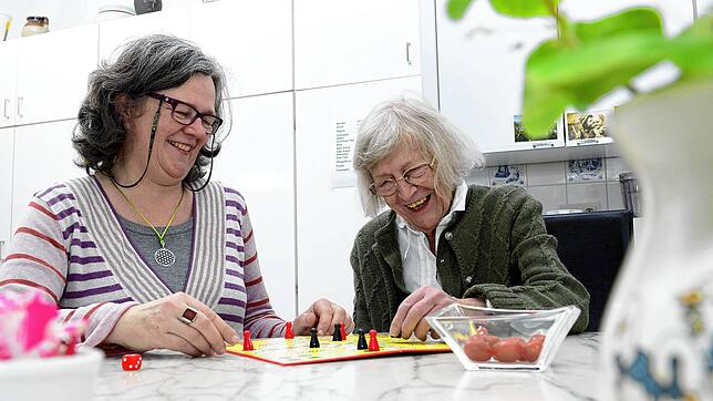 Für Pflegebedürftige ist es ein großer Gewinn, wenn sie zuhause in einem gewohnten Umfeld gepflegt werden können. Oft übernehmen ...