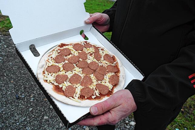 Vorgebackener Boden, belegt mit frischen Zutaten: So sieht die Pizza vor der Bestellung aus.