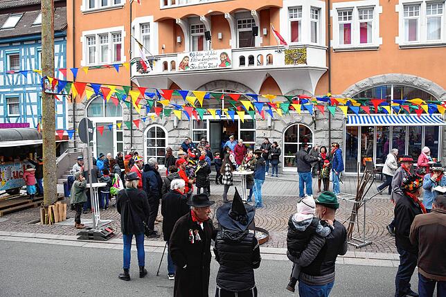 Bild 3: Bilder vom Laufnarrenmarkt am Stockacher Narrenbaum und im Bürgerhaus