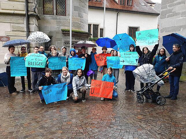 Demo vor dem Rathaus für ein neues Schulgebäude.