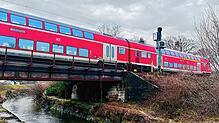 Die Eisenbahnbrücke über Rotach und Aistegstraße ist fast 120 Jahre alt. Sie soll abgerissen und neu gebaut werden.