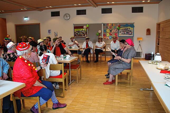 Die zwei Tratschweiber Lisbeth Schönle und Beate Zeller hatten im Dorf einiges närrisches aufgeschnappt und beim Geburtstag vom Staper ...