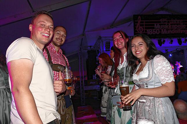 Bild 27: Was für eine Fete! Musikkapelle Mundelfingen versetzt das Publikum zum Jubiläumsstart in Feierlaune