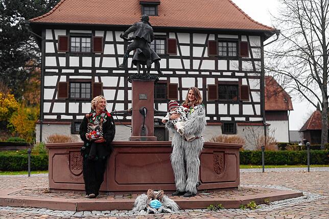 Susi Scheinert (links) und Lena Morlock (mit Sohn Joshua) sorgen mit dem verfrühten Auftritt im Häs für einige erstaunte Blicke, direkt ...