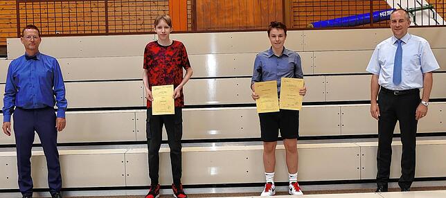 Jürgen Lebherz (links) und Bürgermeister Maik Lehn (rechts) zeichneten (von links) die beiden Hauptschüler Johannes Dreher (rechts) und ...