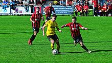 Der FC Königsfeld (rote Trikots) setzte sich mit 4:1 gegen den SV Denkingen durch.