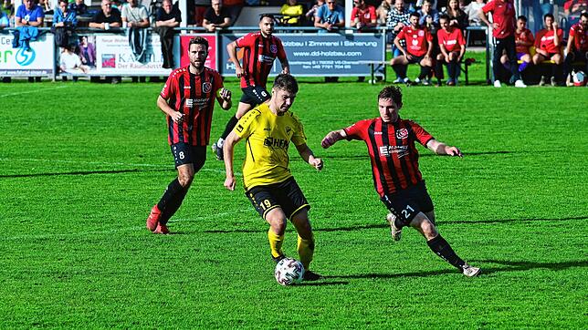 Der FC Königsfeld (rote Trikots) setzte sich mit 4:1 gegen den SV Denkingen durch.