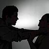 Ein als Silhouette abgebildeter Mann würgt eine Frau. (Symbolbild) Die Staatsanwaltschaft klagt im Kanton Aargau einen Mann (48) wegen ...