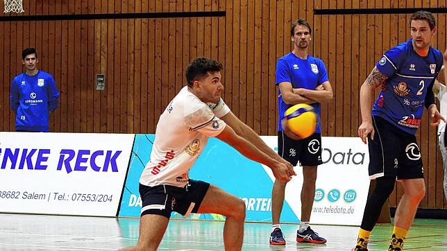 Trainer Christian Pampel (Mitte) war nach dem 3:1-Erfolg in Leipzig mit der Leistung seiner Mannschaft (Libero Lars Hammer, links, und ...