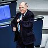 Gregor Gysi geht im Bundestag zum Rednerpult.