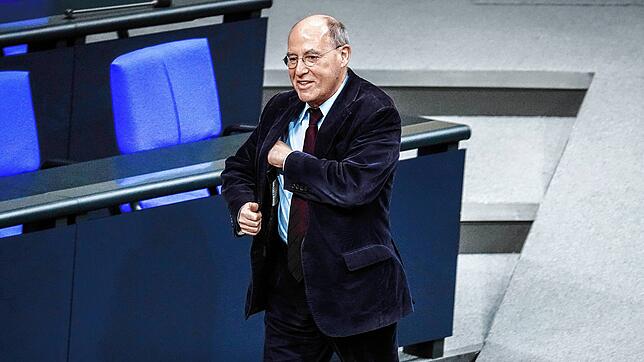 Gregor Gysi geht im Bundestag zum Rednerpult.
