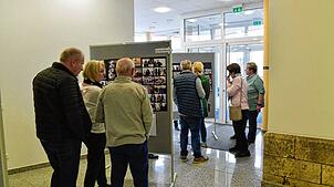 Großes Interesse herrscht unter den Kreenheinstettenern auch an der Fotoausstellung zum Historienspiel „Abraham a Sancta Clara“. Bild: ...