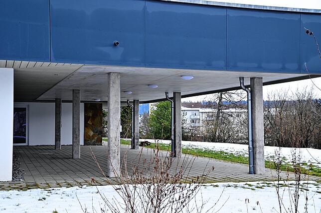 Im Untergeschoss gibt es eine große, überdachte Terrasse und ein großzügiges Gartengrundstück.