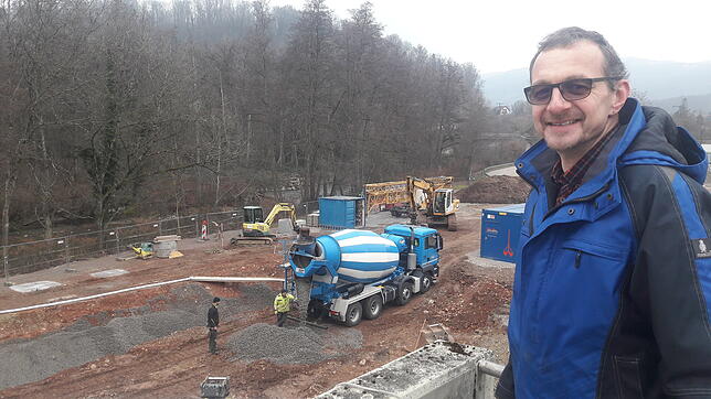 Frank Lückfeldt, Betriebsleiter der Kläranlage, freut sich über die Fortschritte auf der Baustelle der neuen Anlage für die ...