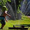 Abkühlen unterm Rasensprenger macht Spaß. Doch woher darf man das Wasser dafür nehmen?