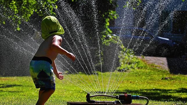 Abkühlen unterm Rasensprenger macht Spaß. Doch woher darf man das Wasser dafür nehmen?