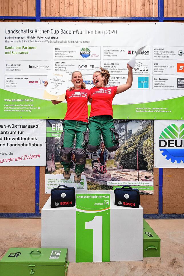 Sie haben es geschafft: Annika Hertz-Eichenrode und Katharina Marenghi sind die Landesmeisterinnen unter den Landschaftsgärtnern.