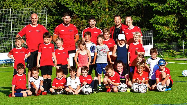 Ein Schnuppertraining beim FC Bergalingen mit Trainer Ulf Gräfe, Jürgen Kaiser, Christian Bayer sowie Markus und Bernadette Schmid.