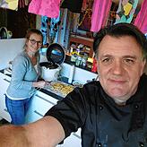 Hincooker Andi Schuler in der Küche von Karin Deggelmann in Konstanz-Allmannsdorf. Hier zauberte die Fasnachterin, die in Hegne ...