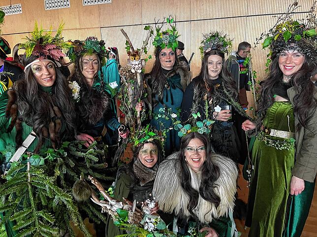 Bild 4: Schmotziger Fasnet in Hagnau: Flamingos, Cowboys und Matrosen feiern ausgelassen!
