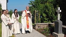 Das Priesterkreuz erinnert an Pfarrer Wagner, der während der Dorfbrände im Amt gewesen war. Es drohte auf dem Friedhof umzustürzen und ...