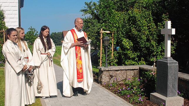 Das Priesterkreuz erinnert an Pfarrer Wagner, der während der Dorfbrände im Amt gewesen war. Es drohte auf dem Friedhof umzustürzen und ...