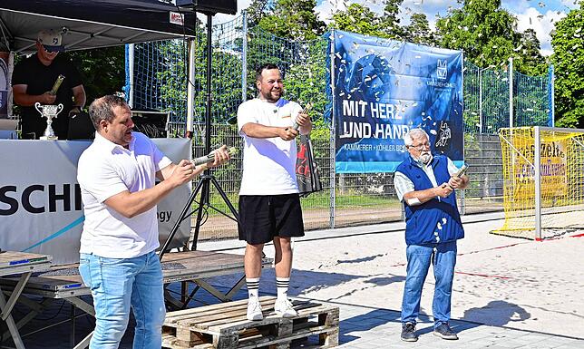 Mit einem Konfetti-Feuerwerk wird die neue Anlage feierlich eingeweiht. In der Mitte der Leiter der Handballabteilung, Stephan Lermer, ...