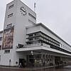 Ds Zeppelin Museum in Friedrichshafen. Der weiße, kantige Koloss mit seinen langen Fensterbändern und Balkon wurde von Karl Hagenmayer ...
