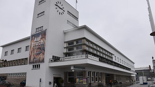 Ds Zeppelin Museum in Friedrichshafen. Der weiße, kantige Koloss mit seinen langen Fensterbändern und Balkon wurde von Karl Hagenmayer ...